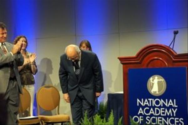 سراج الدين يتلقى ميدالية الأكاديمية الوطنية للعلوم للمنفعة العامة، مايو 2011